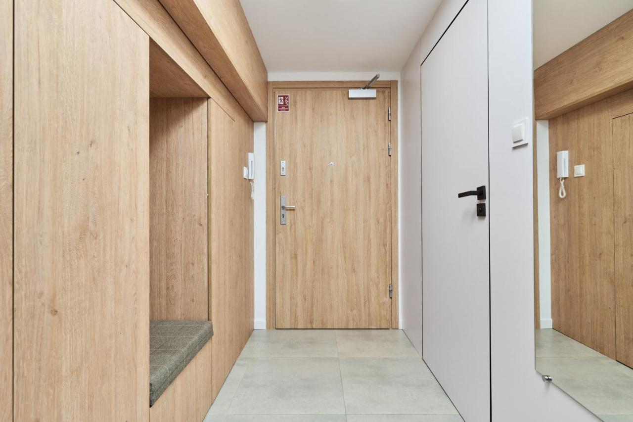 Mezzanine Studio Apartments Zarembowicza Wroclaw Airport By Renters Esterno foto