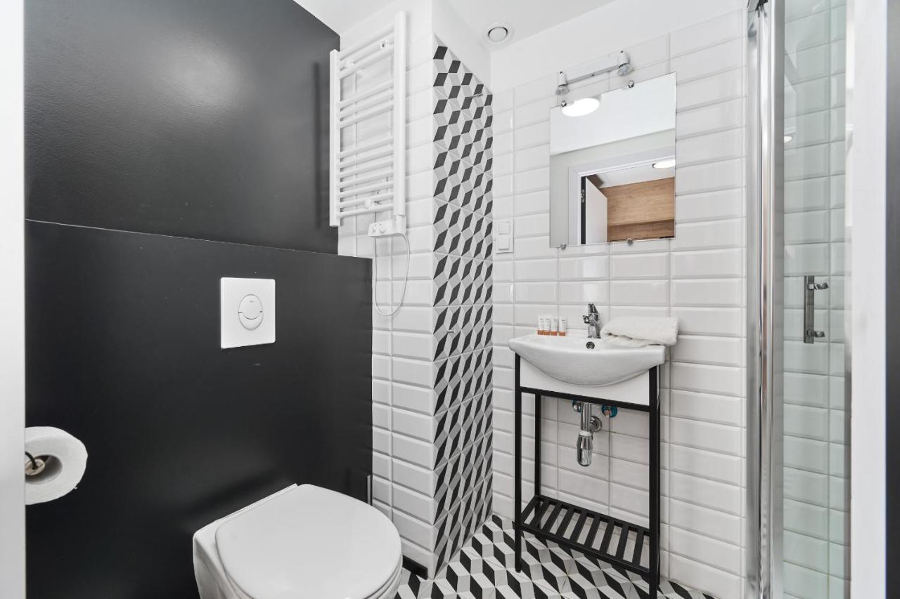 Mezzanine Studio Apartments Zarembowicza Wroclaw Airport By Renters Esterno foto
