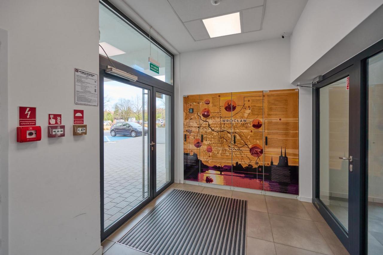 Mezzanine Studio Apartments Zarembowicza Wroclaw Airport By Renters Esterno foto