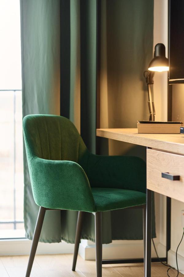 Mezzanine Studio Apartments Zarembowicza Wroclaw Airport By Renters Esterno foto