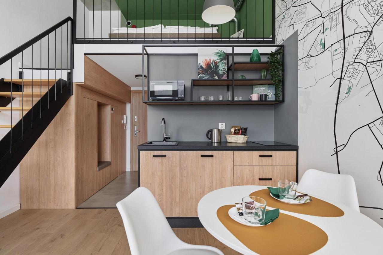 Mezzanine Studio Apartments Zarembowicza Wroclaw Airport By Renters Esterno foto