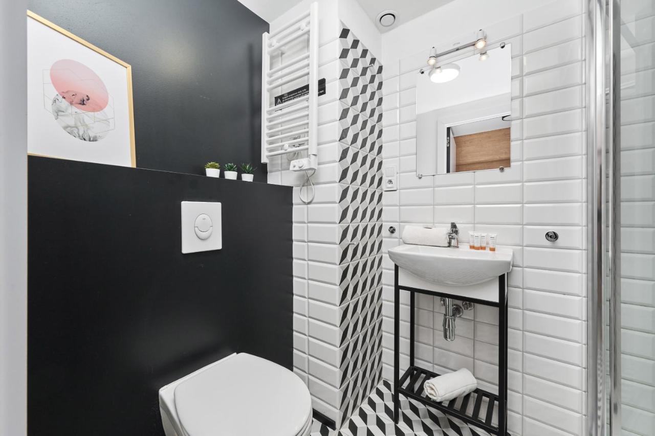 Mezzanine Studio Apartments Zarembowicza Wroclaw Airport By Renters Esterno foto