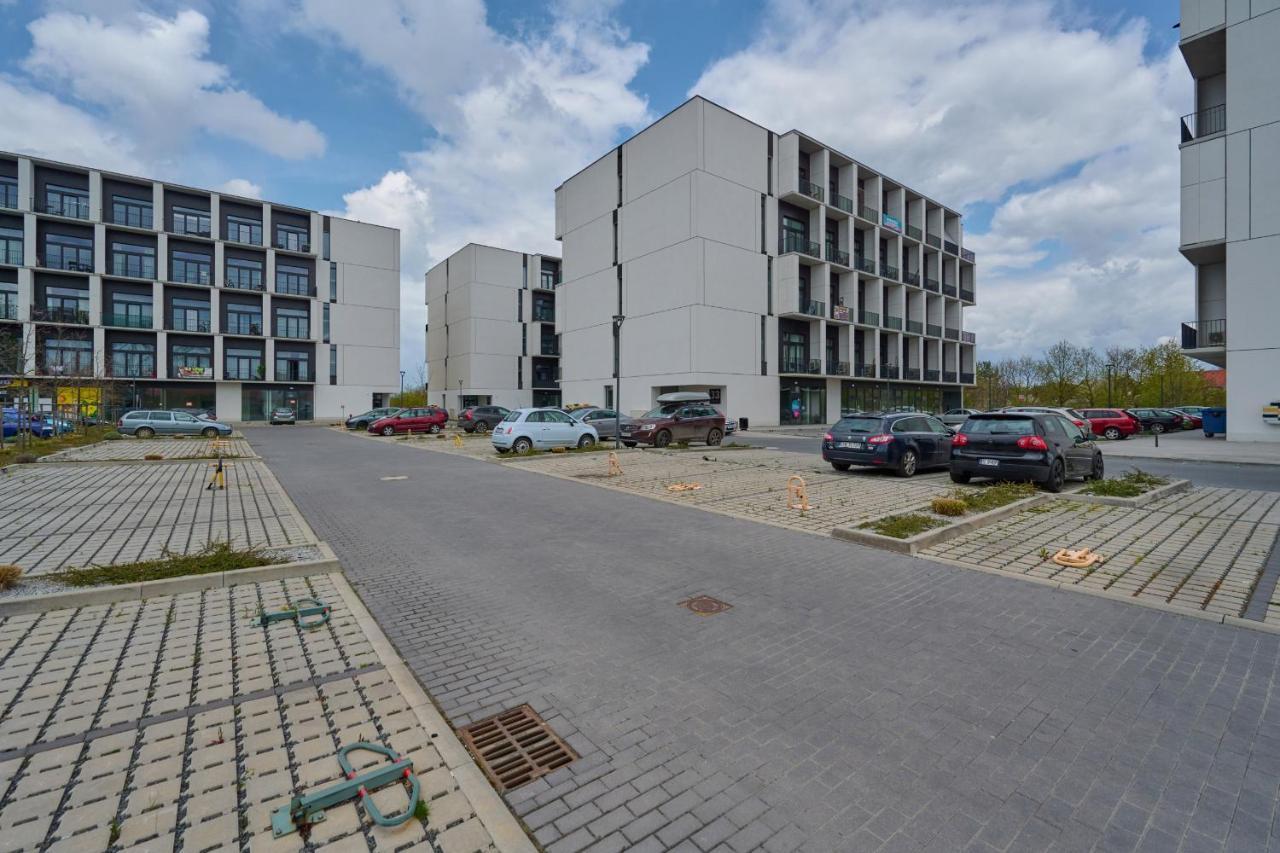 Mezzanine Studio Apartments Zarembowicza Wroclaw Airport By Renters Esterno foto