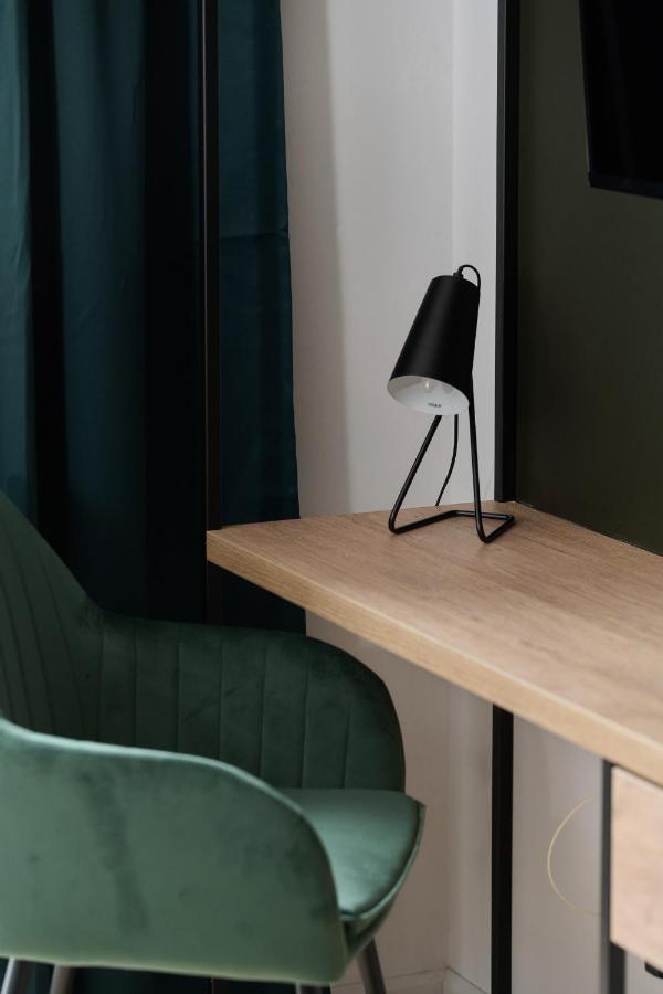 Mezzanine Studio Apartments Zarembowicza Wroclaw Airport By Renters Esterno foto