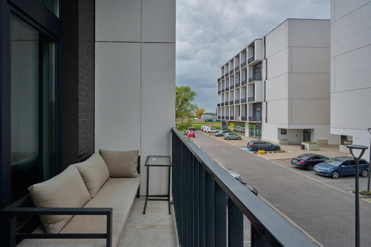 Mezzanine Studio Apartments Zarembowicza Wroclaw Airport By Renters Esterno foto